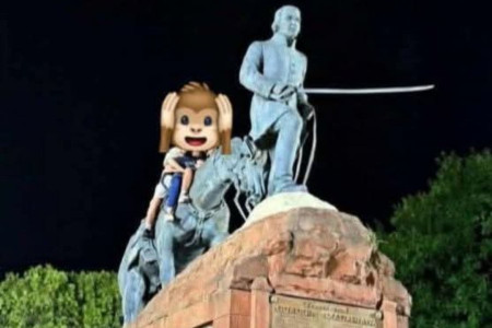Paso de los Libres: niños treparon a un monumento correntino y subieron las imágenes a las redes